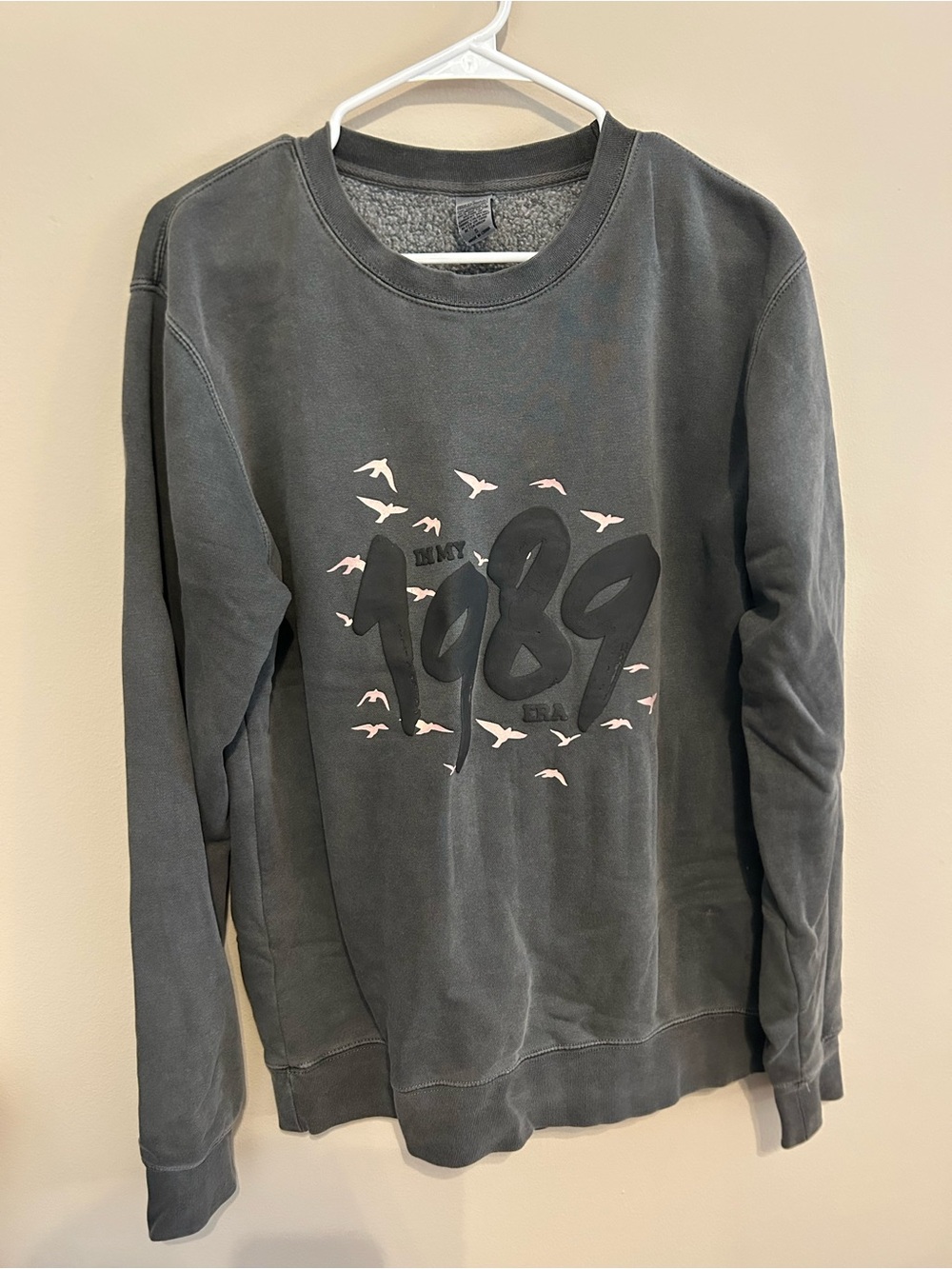 Oversized Taylor Swift 1989 Graphic Crewneck Sweater - Charcoal Gray